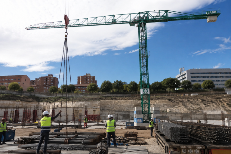Coordinación de grúas móviles y transportes en obra Barcelona